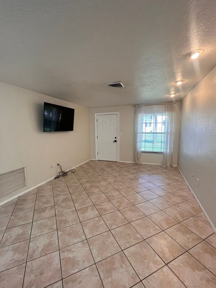 500 Southwest Blvd N - Photo 2 of 17