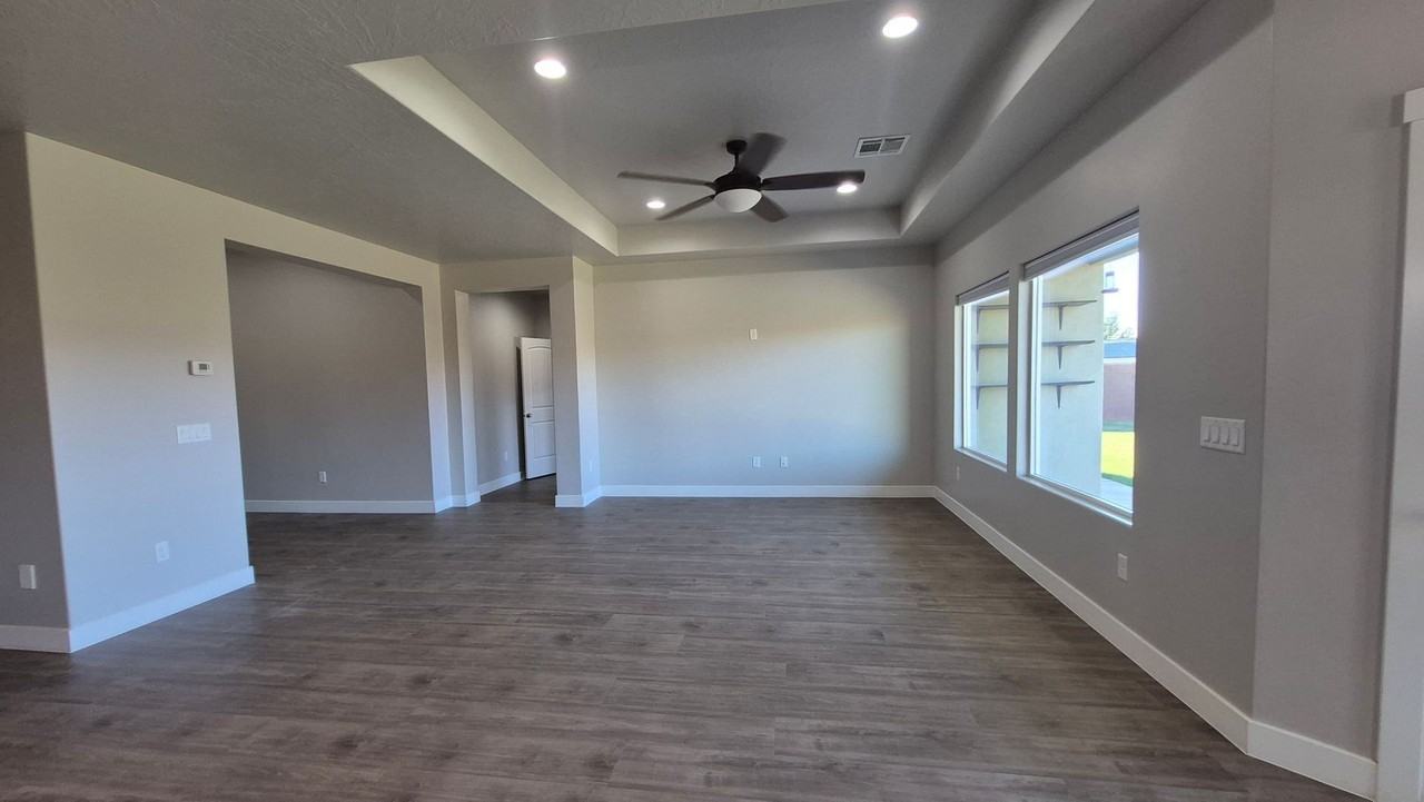 166 W Chesterfield Dr - Photo 5 of 10