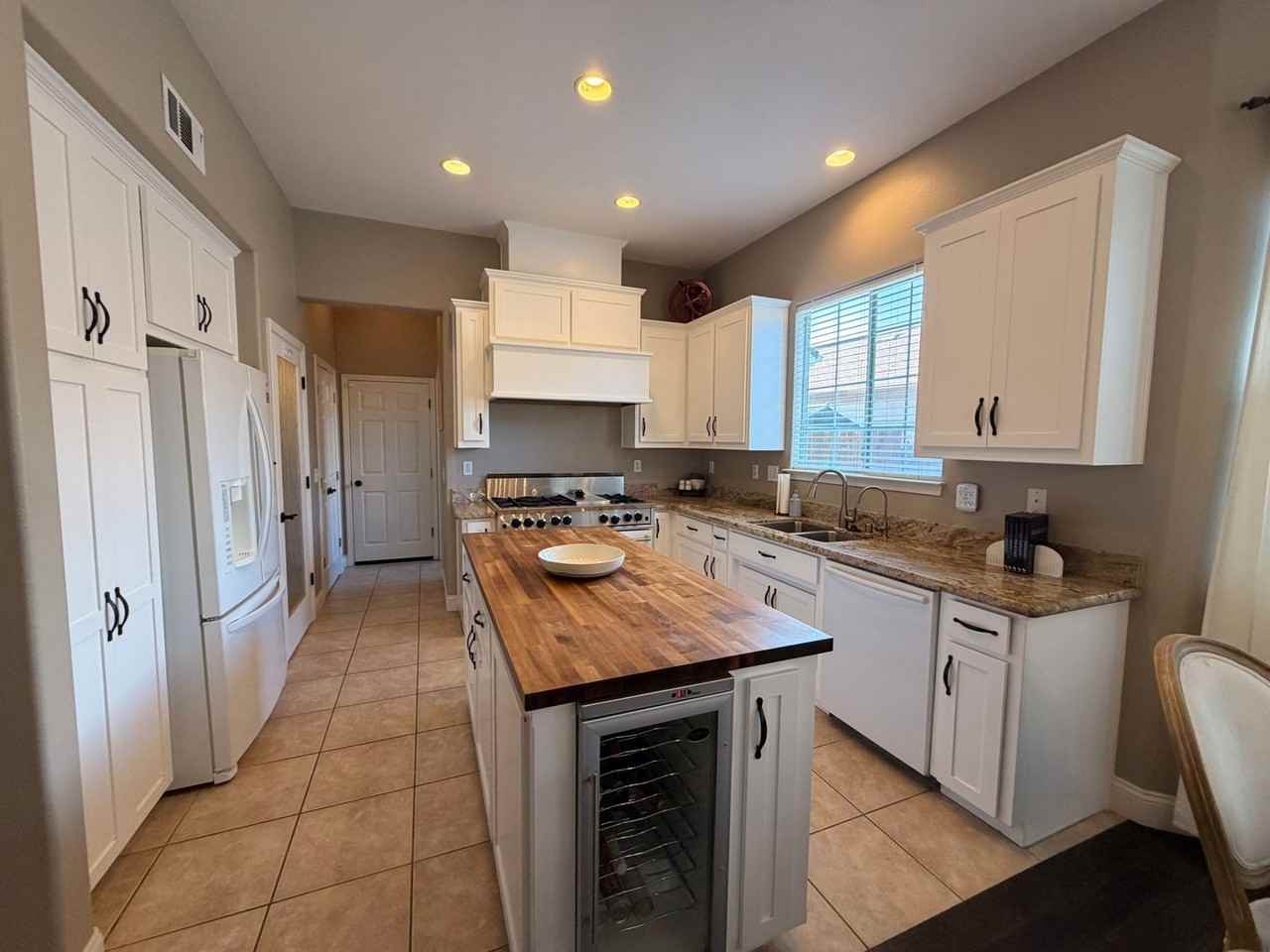 1410 Raspberry Ave - Photo 3 of 25