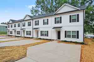 featured image of 37 37 E 13th St