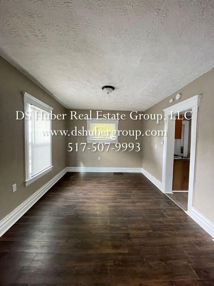711 Baker St - Photo 2 of 10