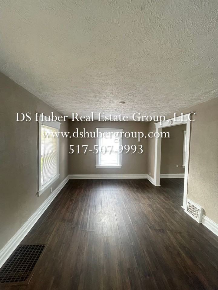 711 Baker St - Photo 3 of 10
