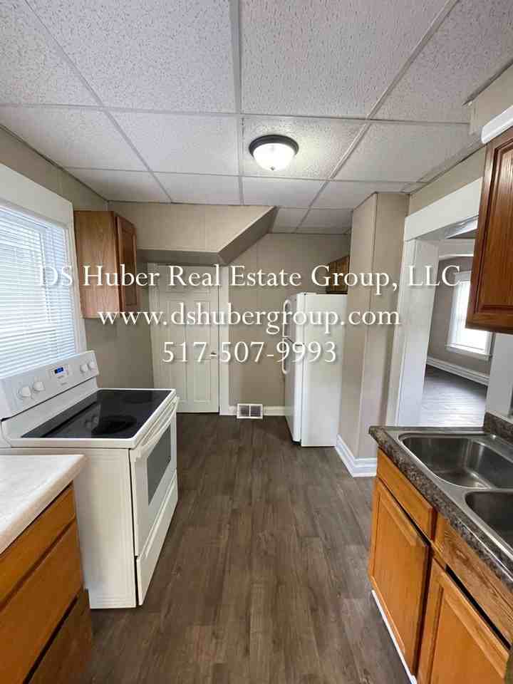 711 Baker St - Photo 4 of 10