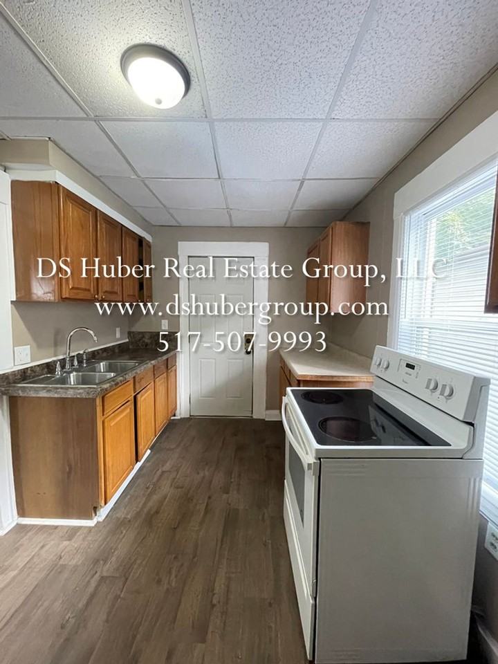 711 Baker St - Photo 5 of 10