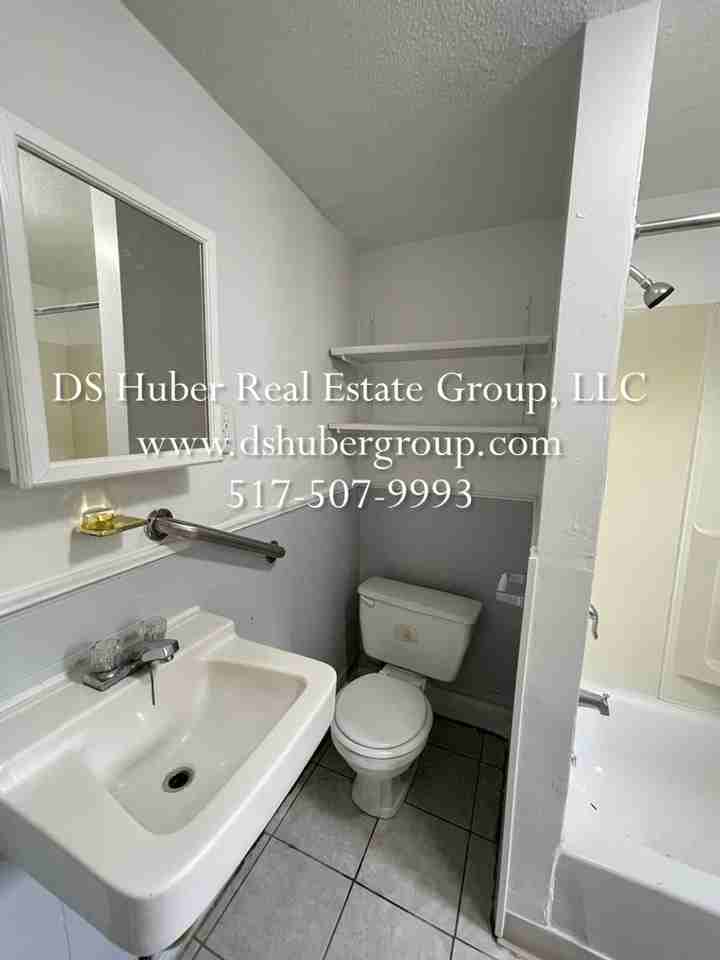711 Baker St - Photo 6 of 10