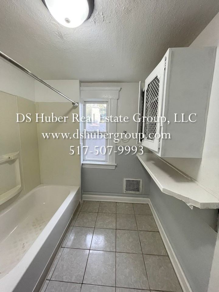 711 Baker St - Photo 7 of 10