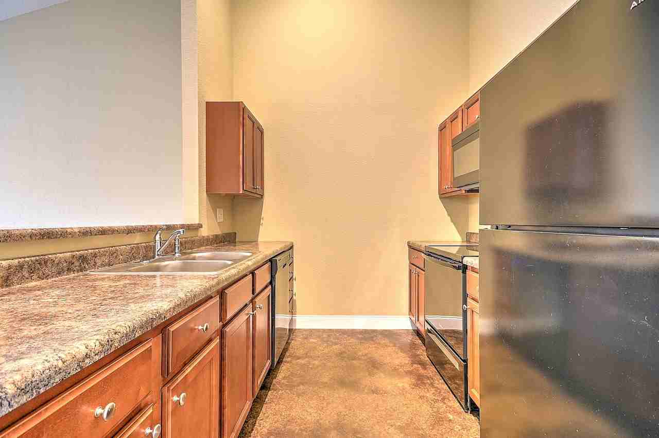 40 Sutter Pl - Photo 3 of 25