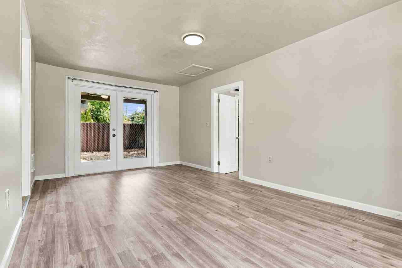 2100 Chanticleer Ave - Photo 3 of 16