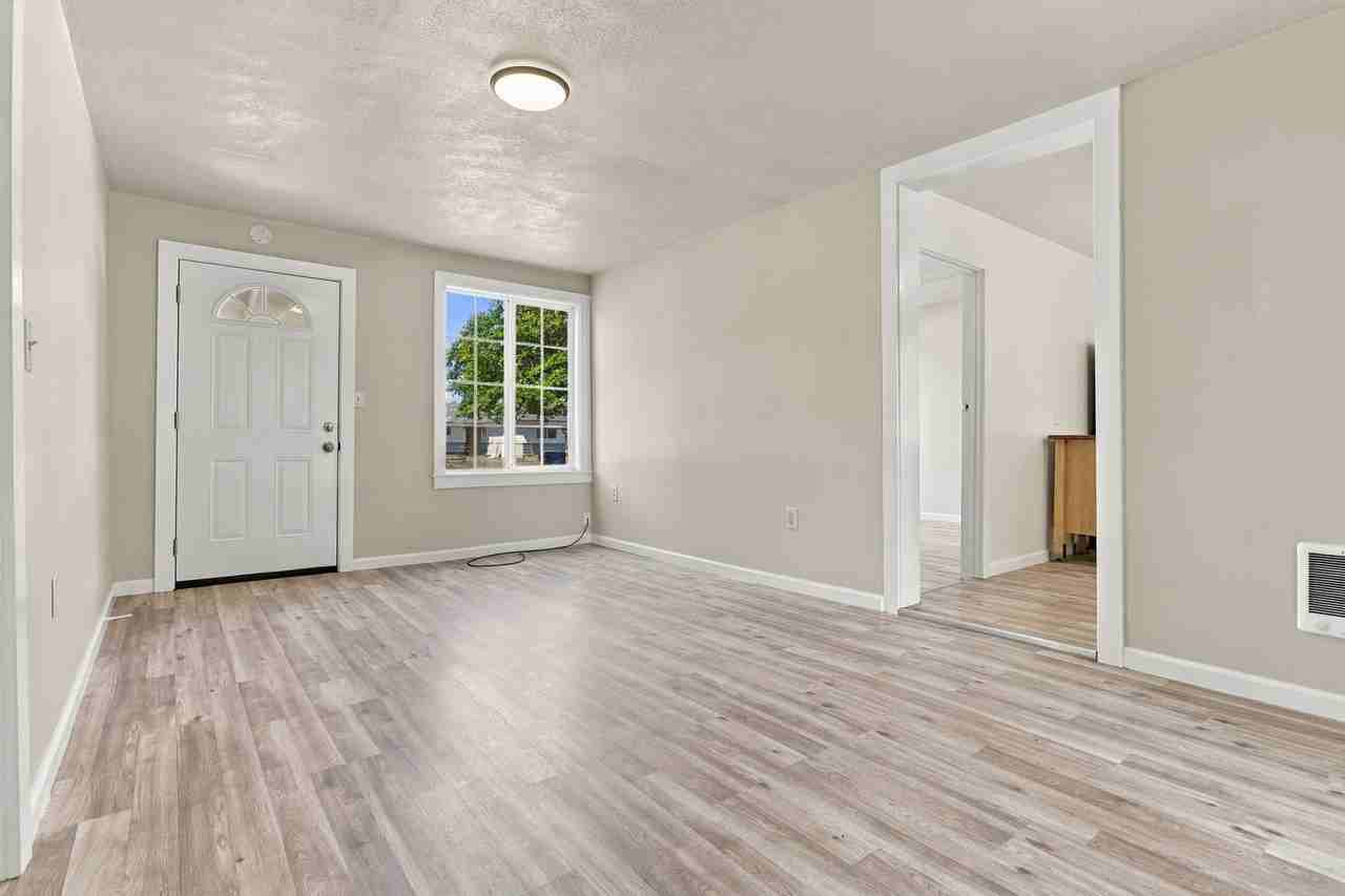 2100 Chanticleer Ave - Photo 4 of 16