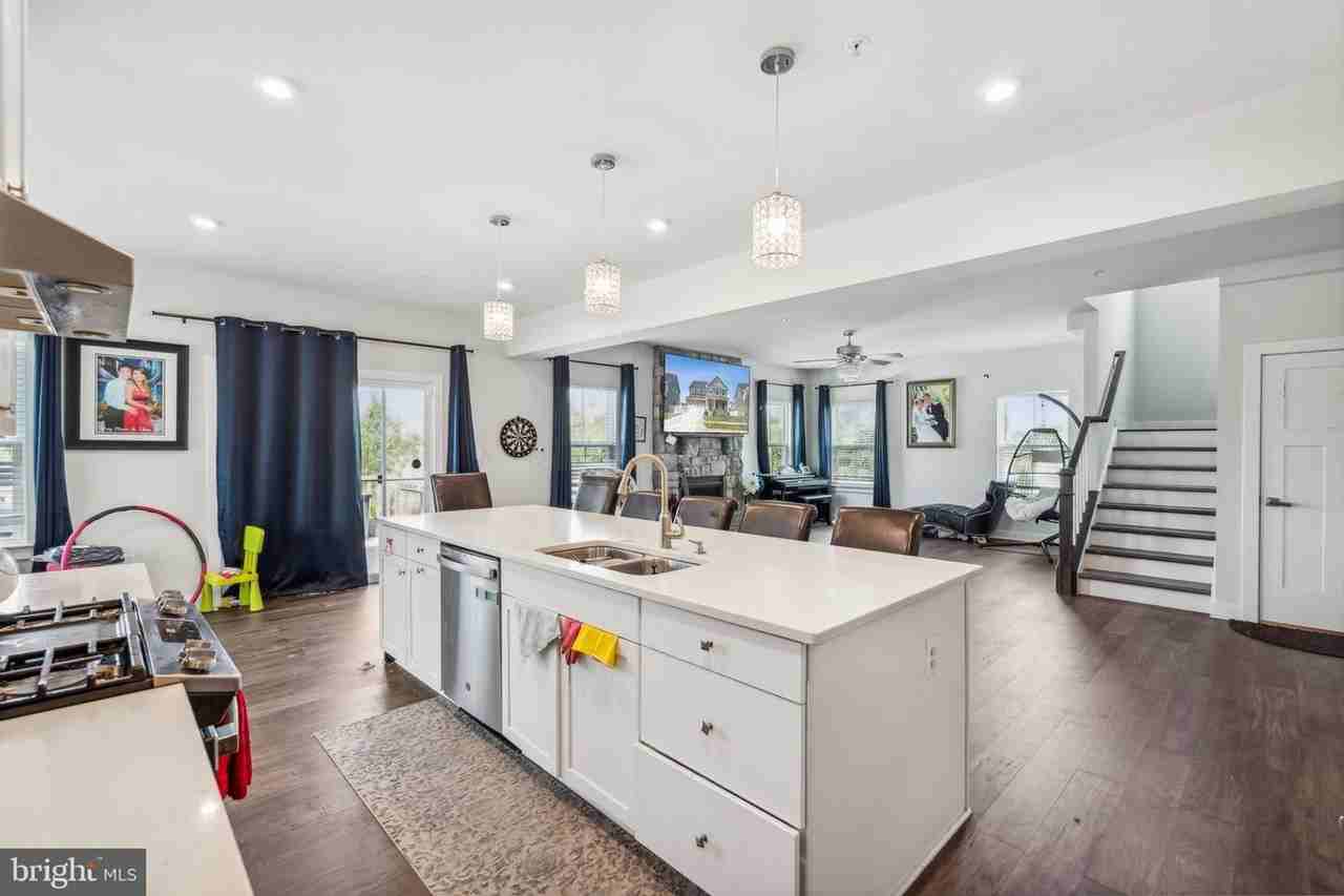 11281 Wheeler Ridge Dr - Photo 7 of 43