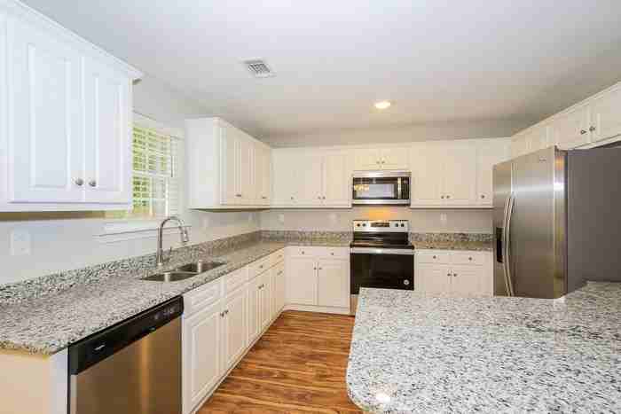 712 Matthews St - Photo 4 of 11