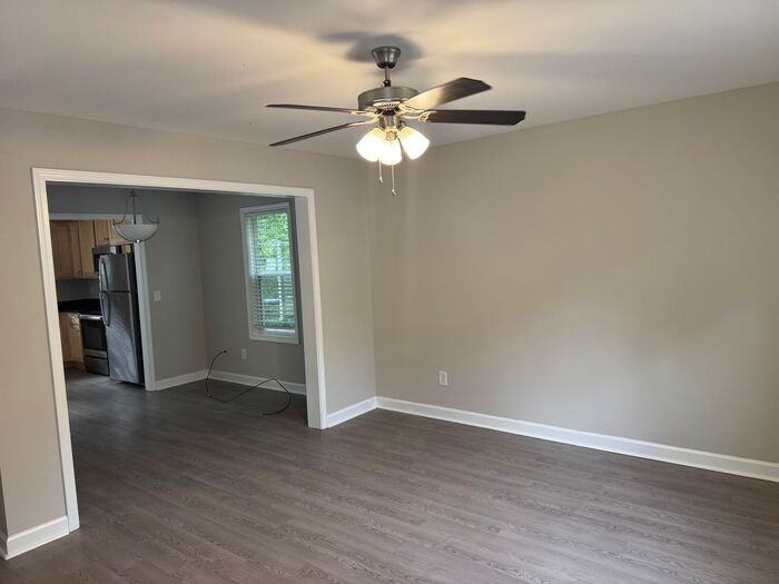 615 Hyde Park Dr Ne - Photo 2 of 10