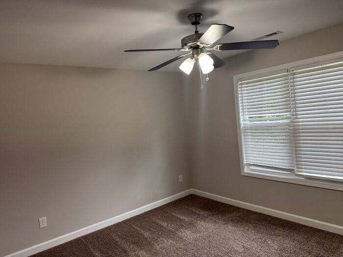 615 Hyde Park Dr Ne - Photo 6 of 10