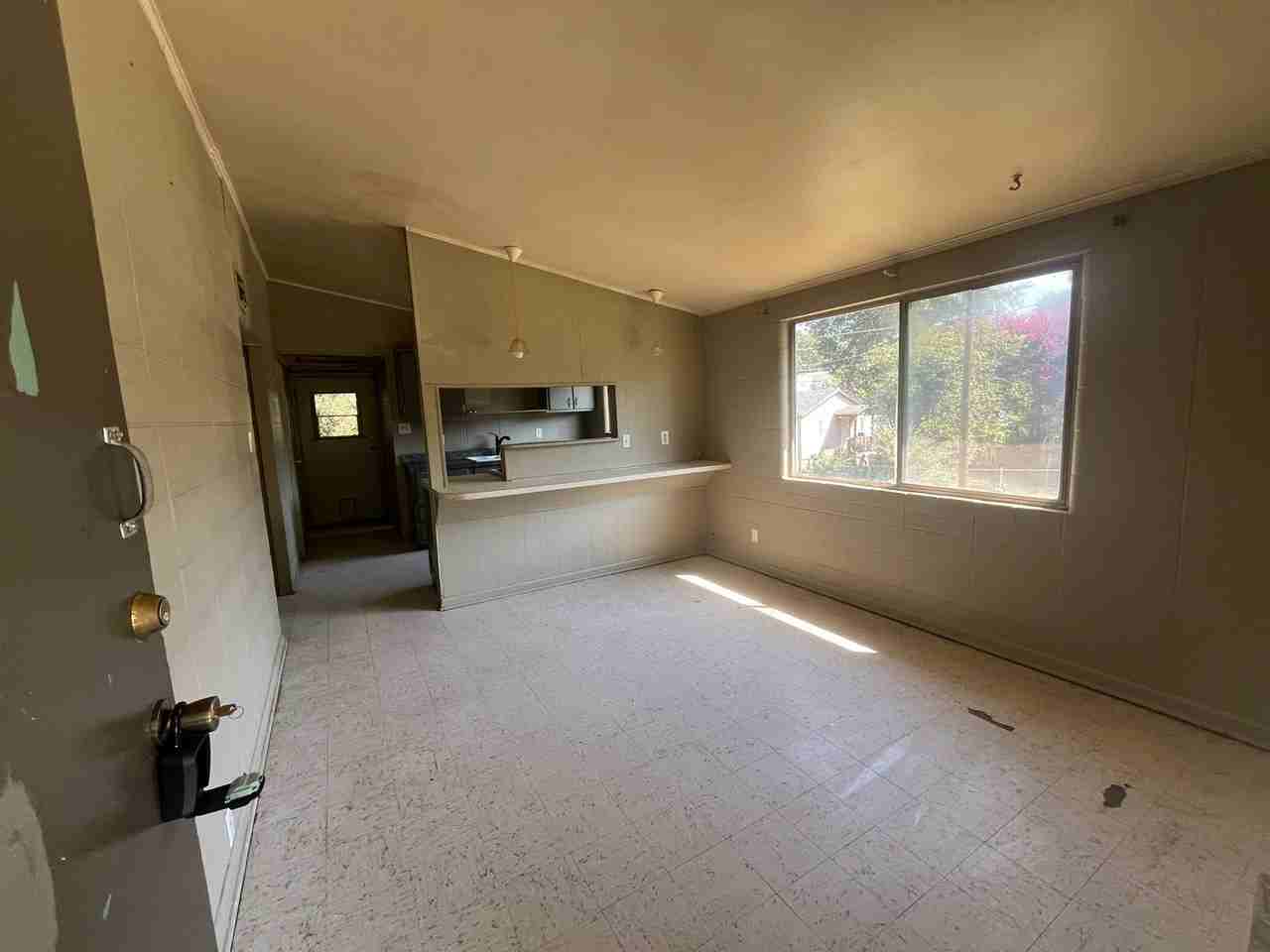 4619 Division St - Photo 2 of 6