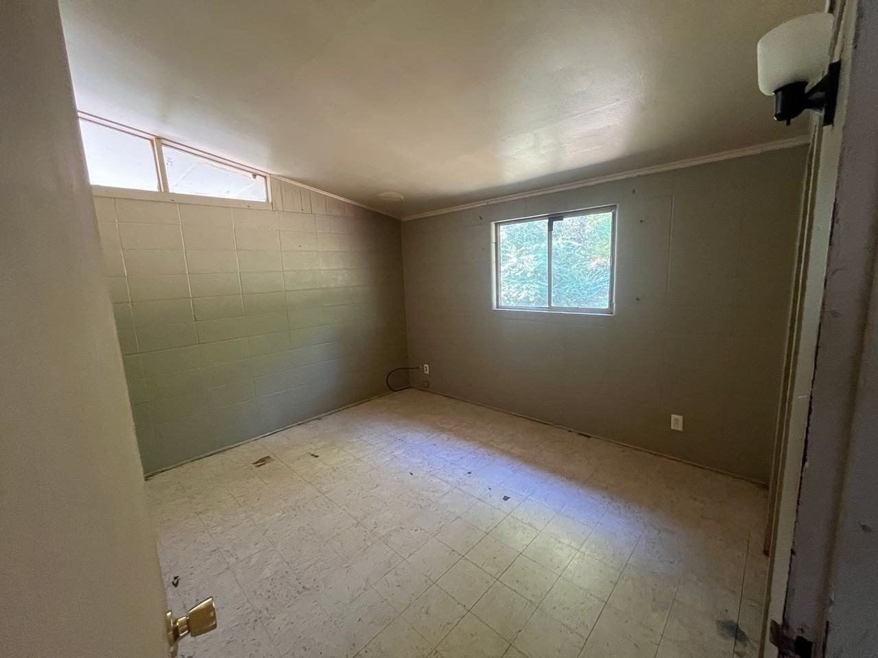 4619 Division St - Photo 5 of 6