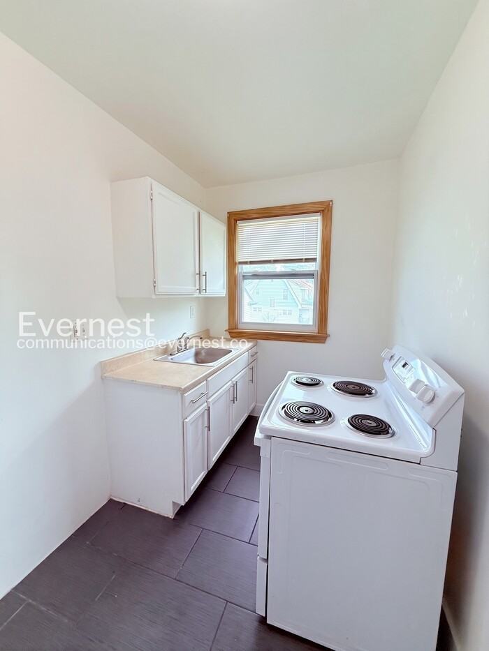 2541 Monterey St #3 - Photo 4 of 24
