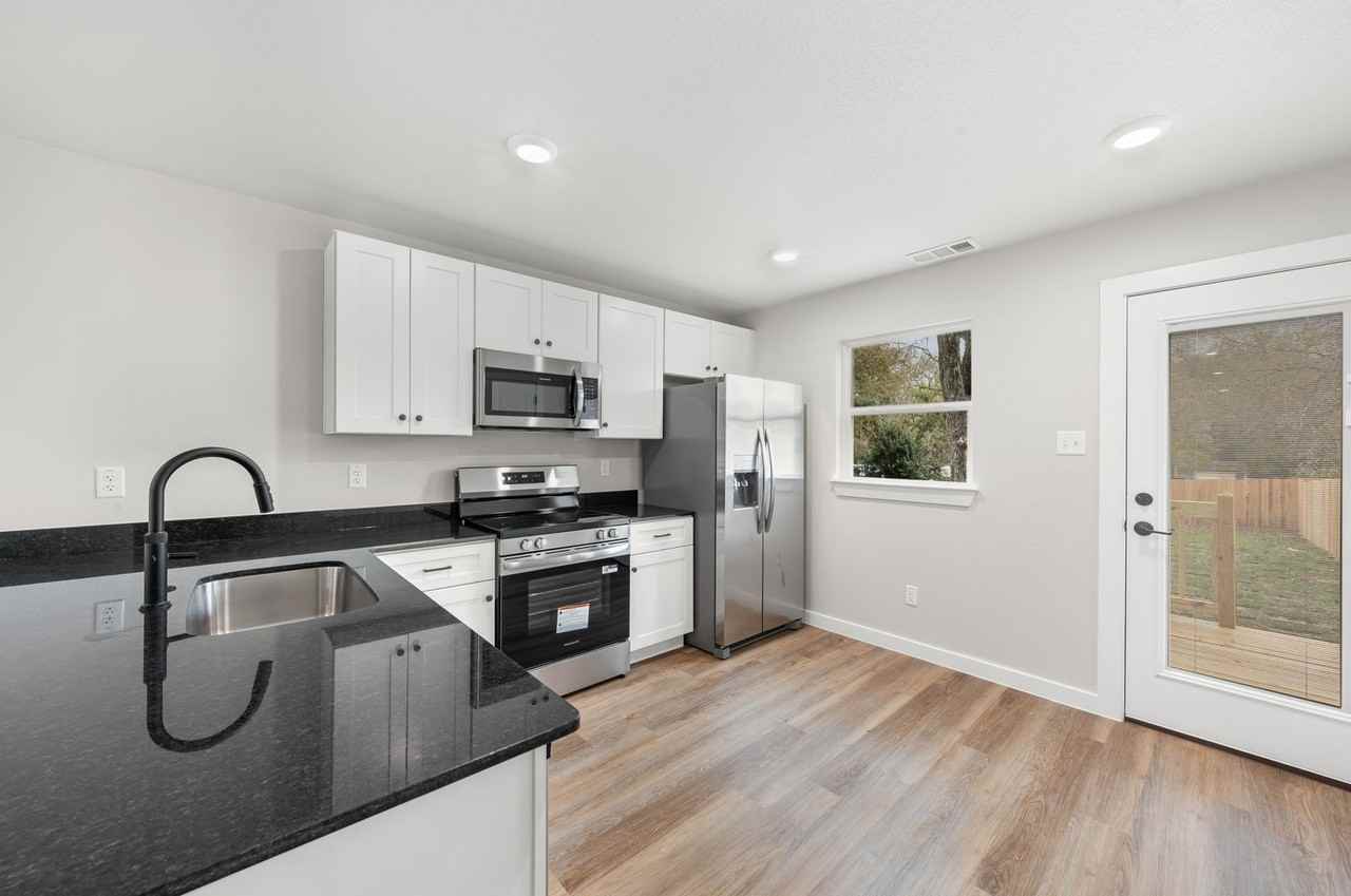 909 N 14th St #B - Photo 6 of 20