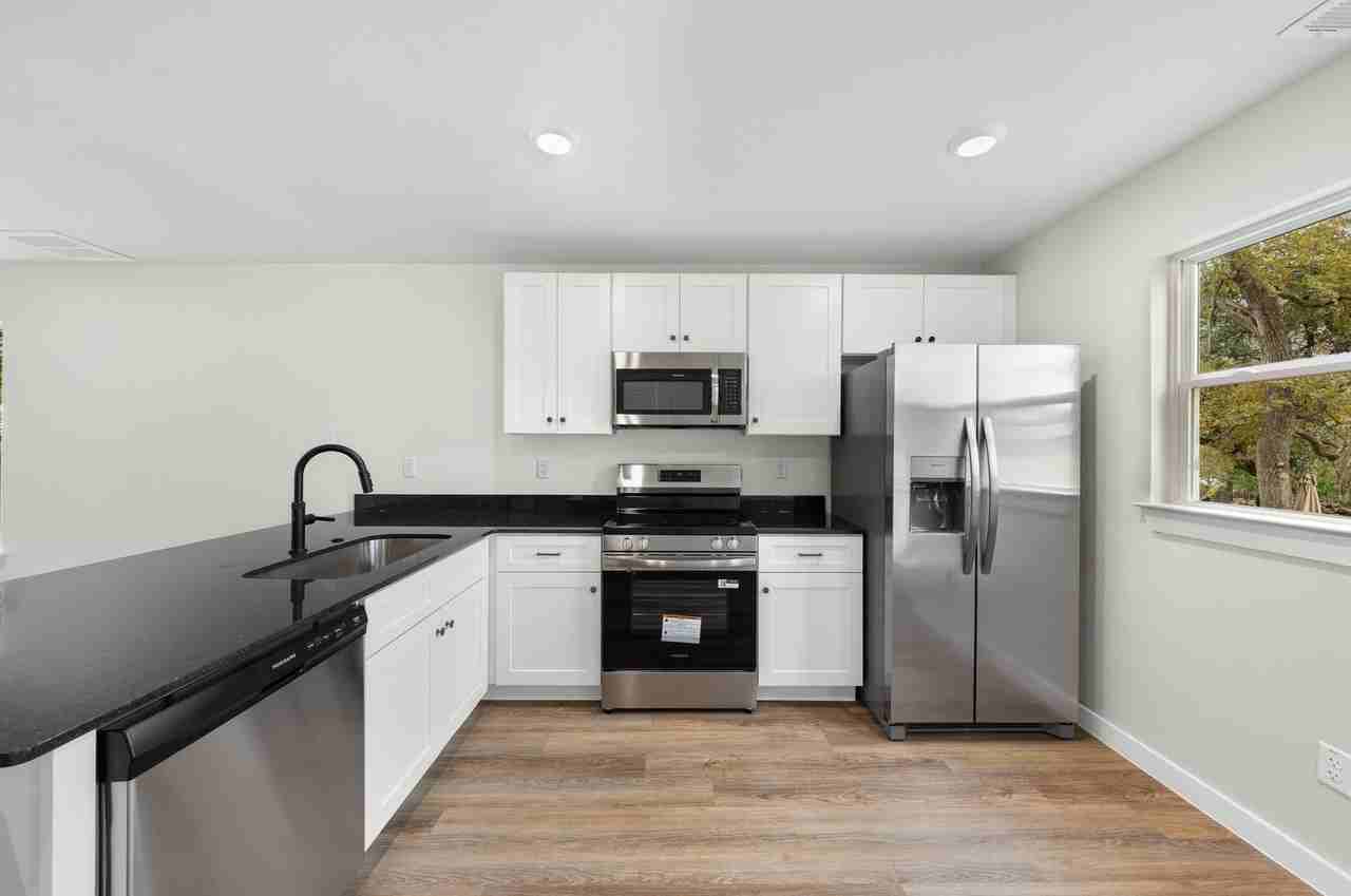 909 N 14th St #B - Photo 7 of 20