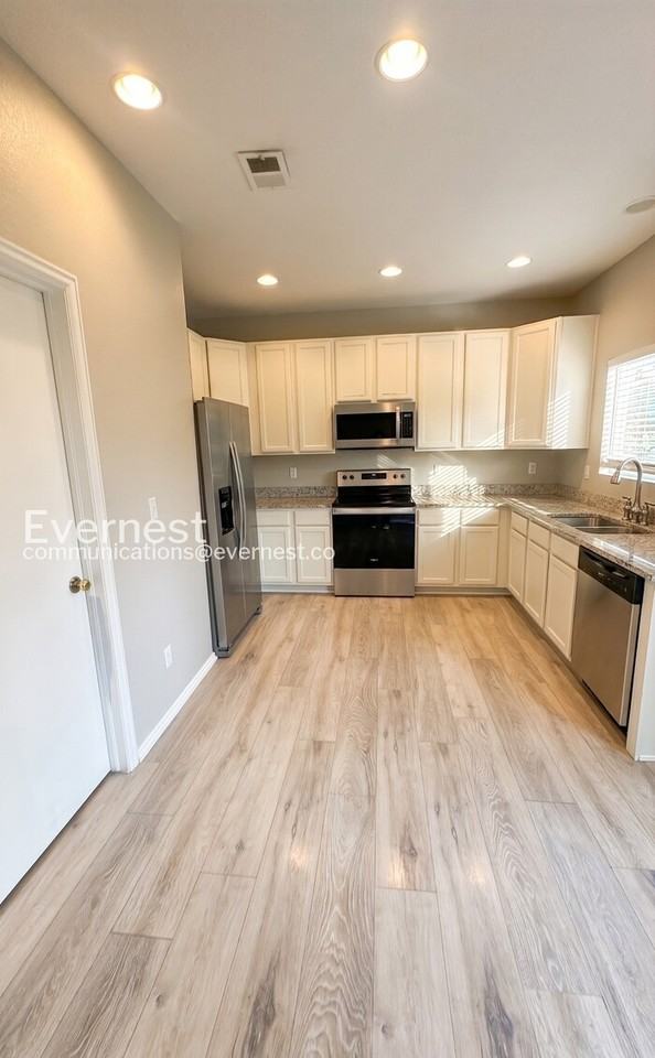 15181 E 118th Ave - Photo 3 of 5