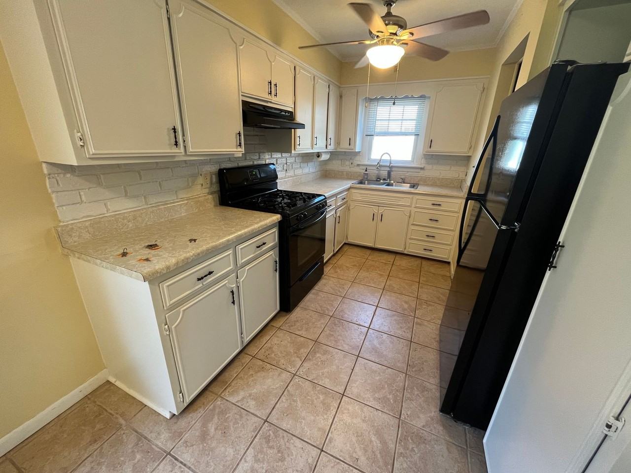 921 E Highland Pl - Photo 2 of 8