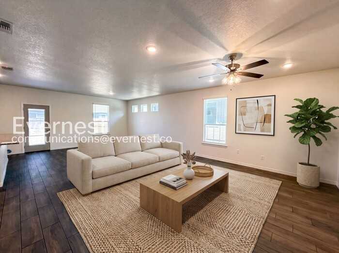 2212 Hornbeam St - Photo 3 of 19