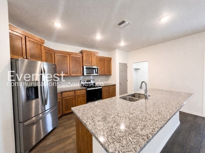 2212 Hornbeam St - Photo 5 of 19