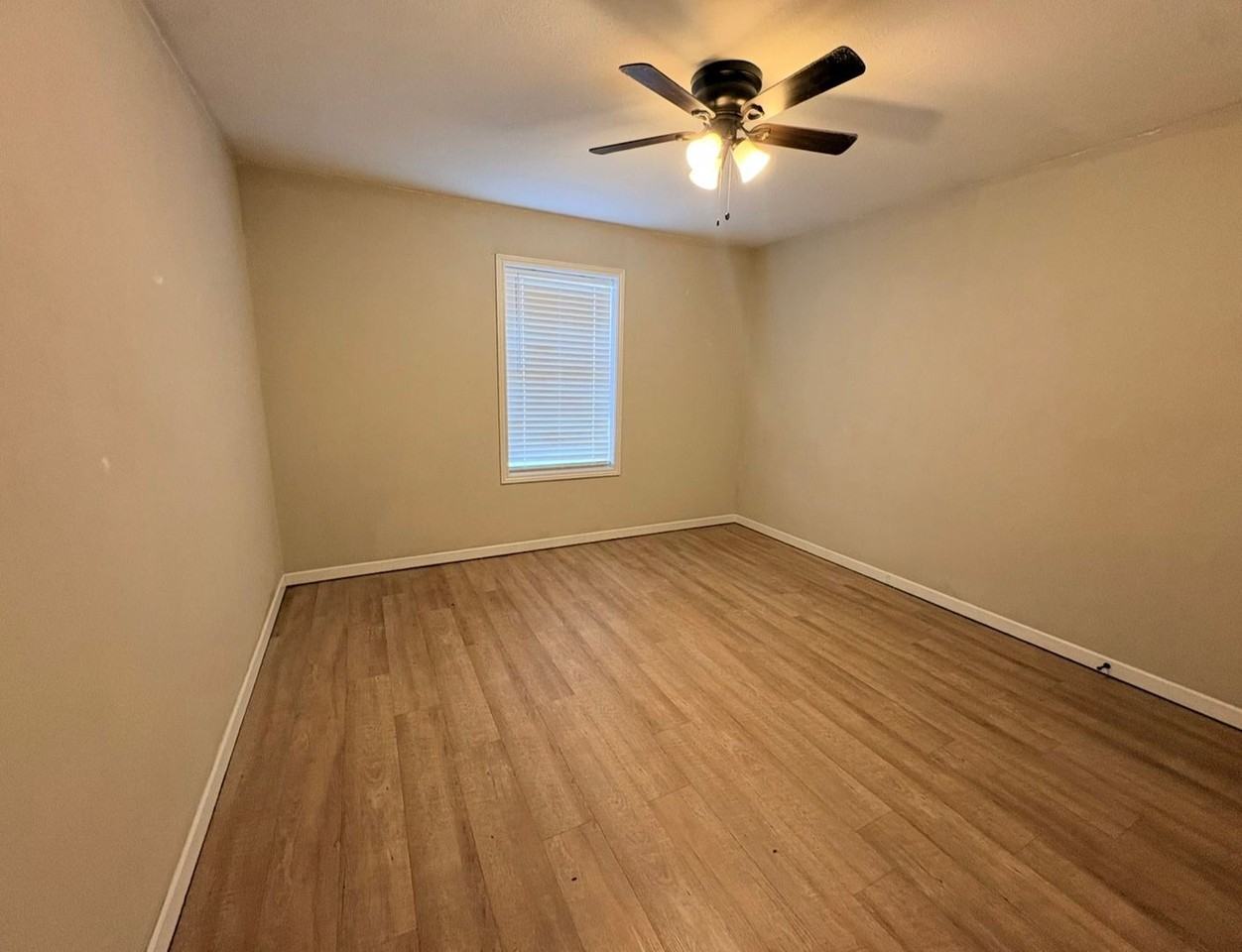1723 N Tallowood Dr - Photo 2 of 9