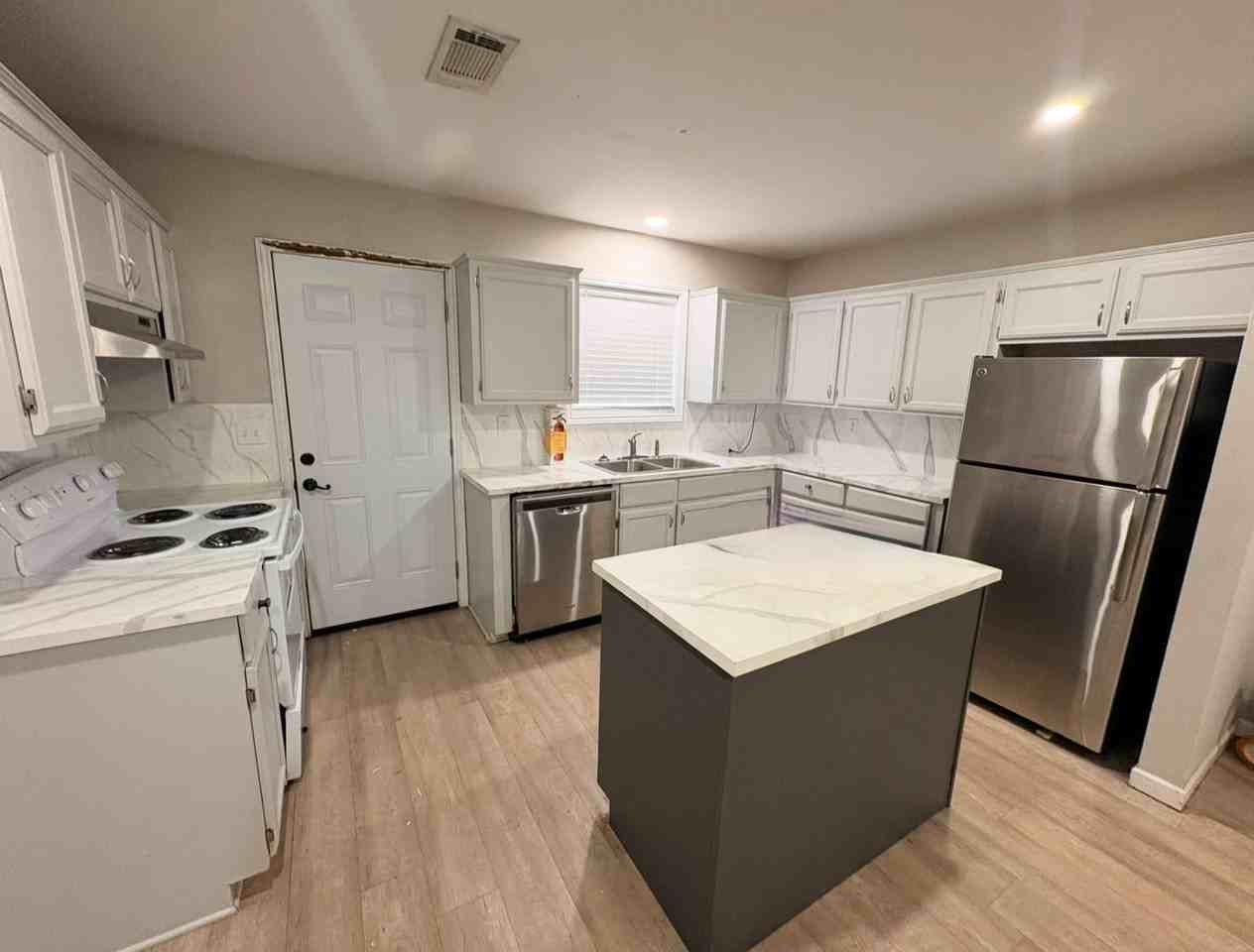 1723 N Tallowood Dr - Photo 5 of 9
