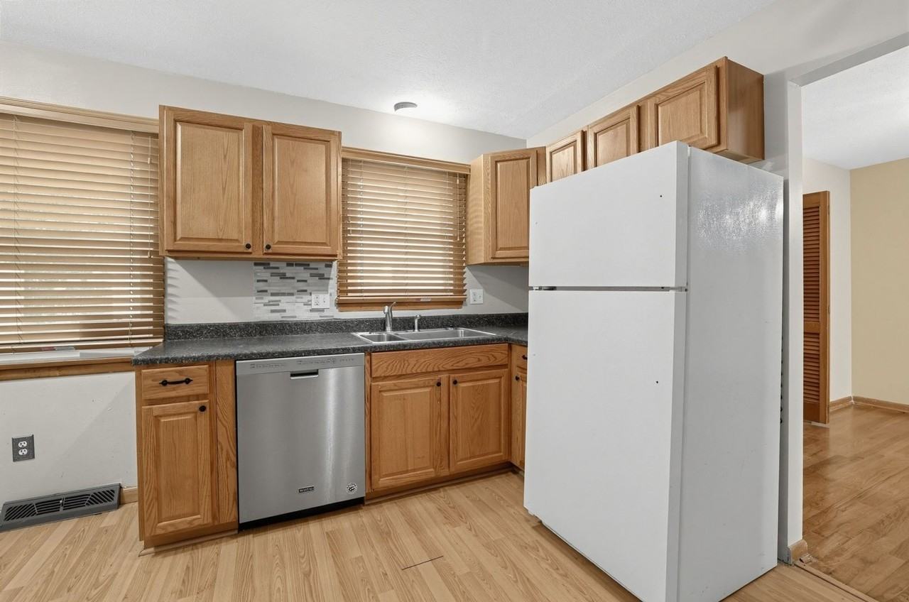 3190 Ashwood Rd - Photo 3 of 29