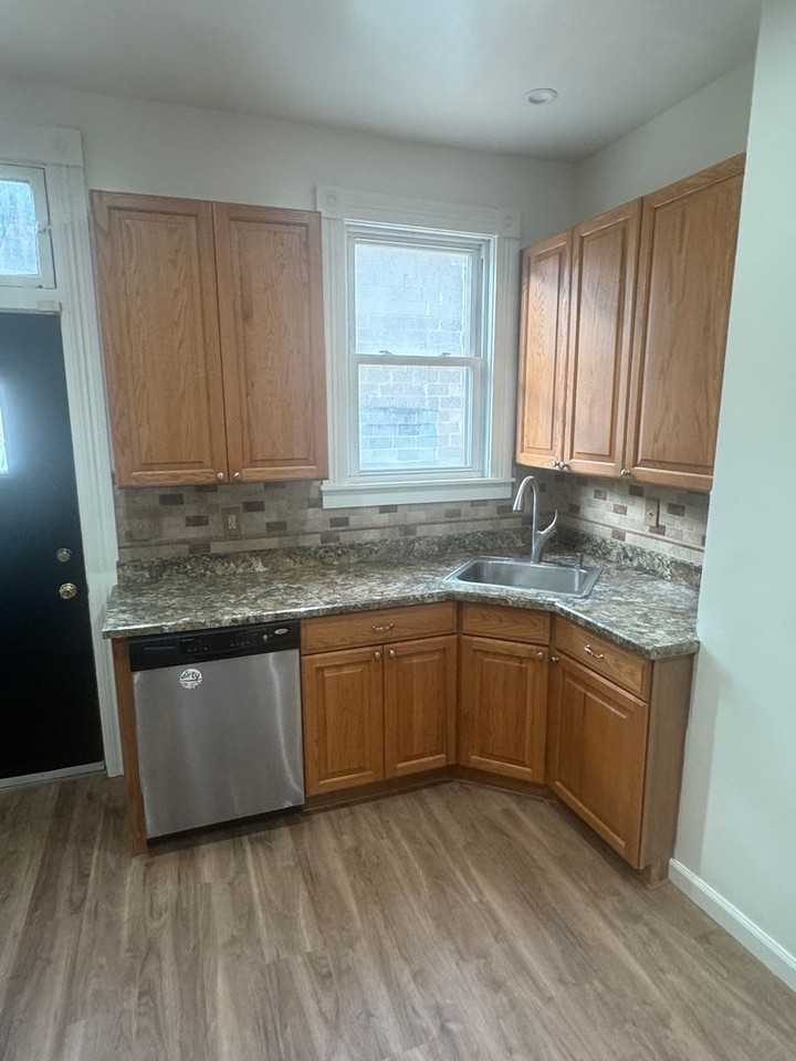 1302 Basin St - Photo 4 of 16