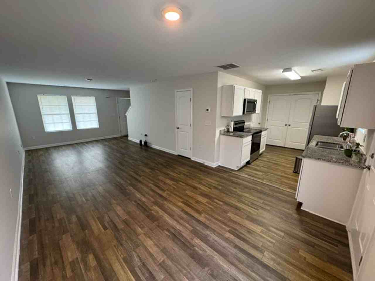 101 Sarah Ln - Photo 3 of 13