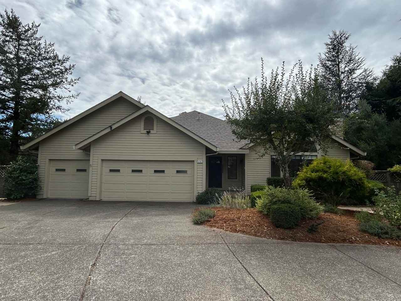 8280 Oakmont Dr