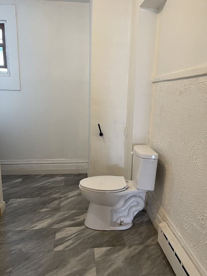 609 Main St E #C - Photo 3 of 16