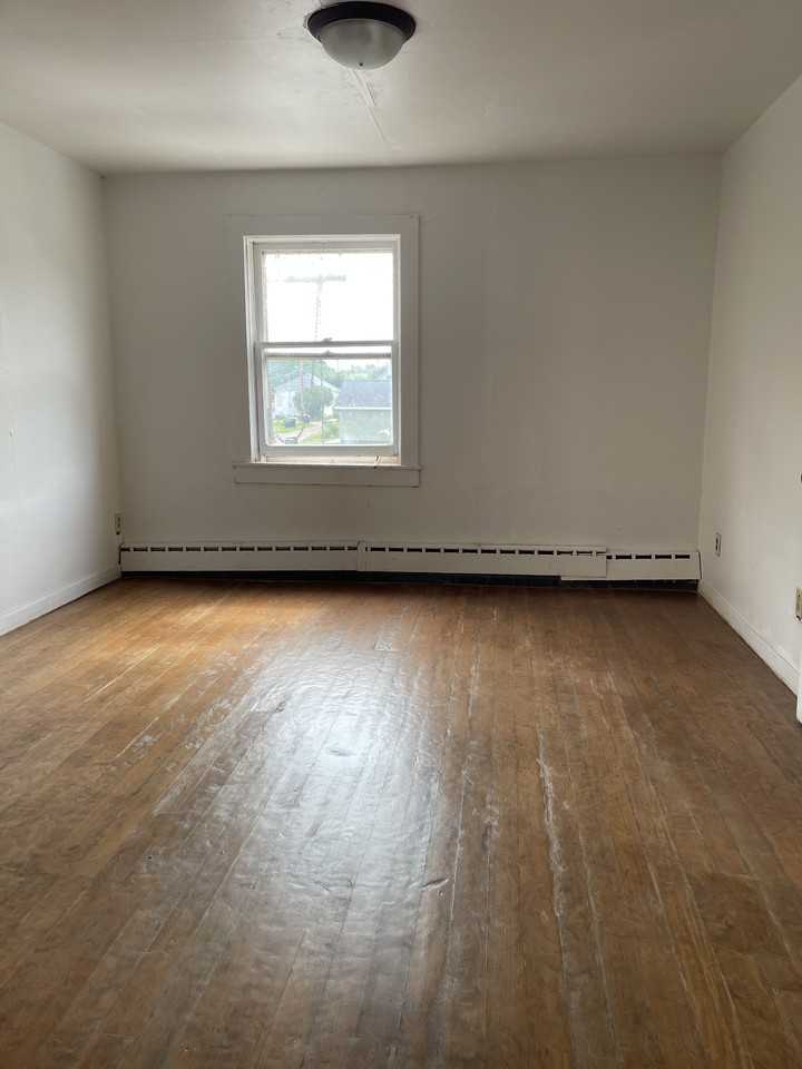 609 Main St E #C - Photo 4 of 16