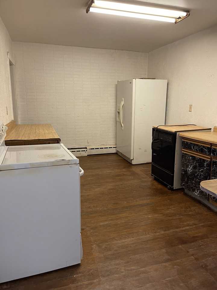 609 Main St E #C - Photo 5 of 16