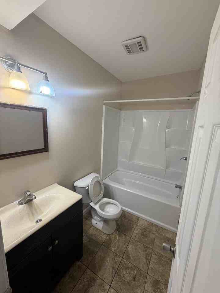 92 Henry St - Photo 5 of 10
