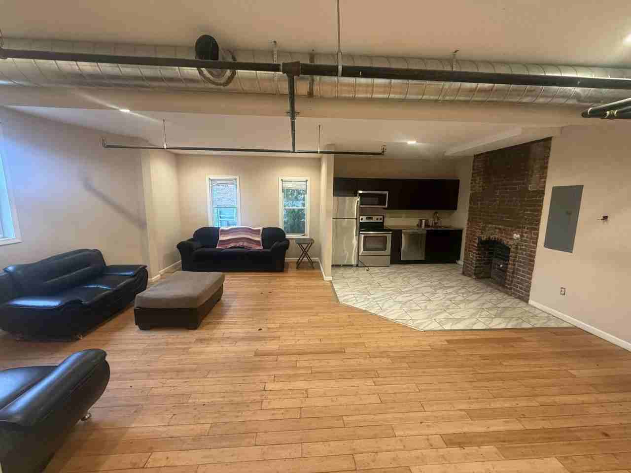 92 Henry St - Photo 3 of 5