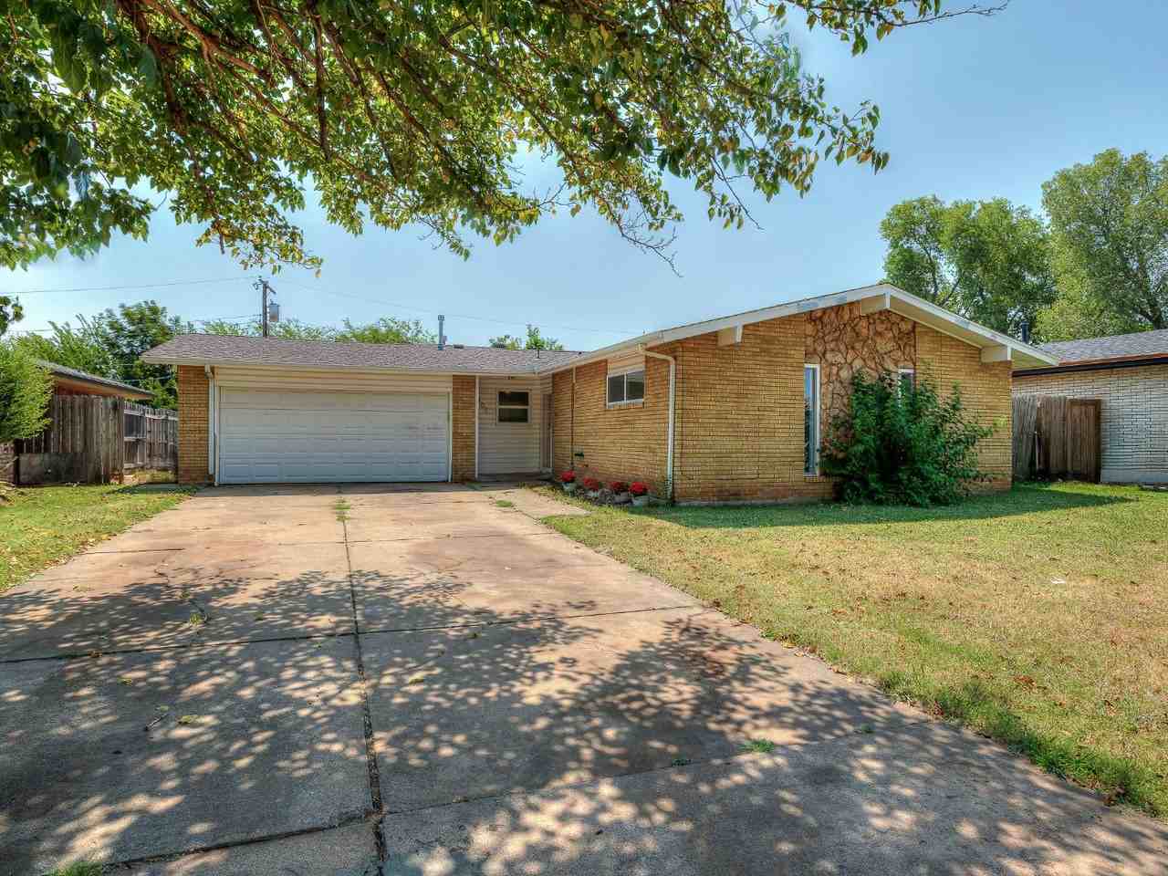 8900 S Hillcrest Dr - Photo 3 of 20