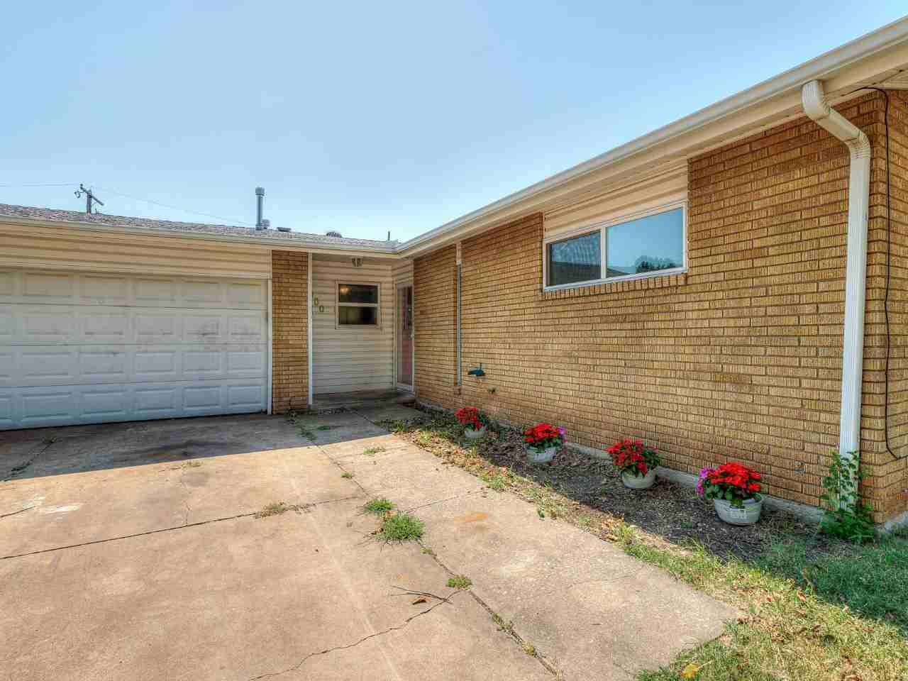 8900 S Hillcrest Dr - Photo 4 of 20