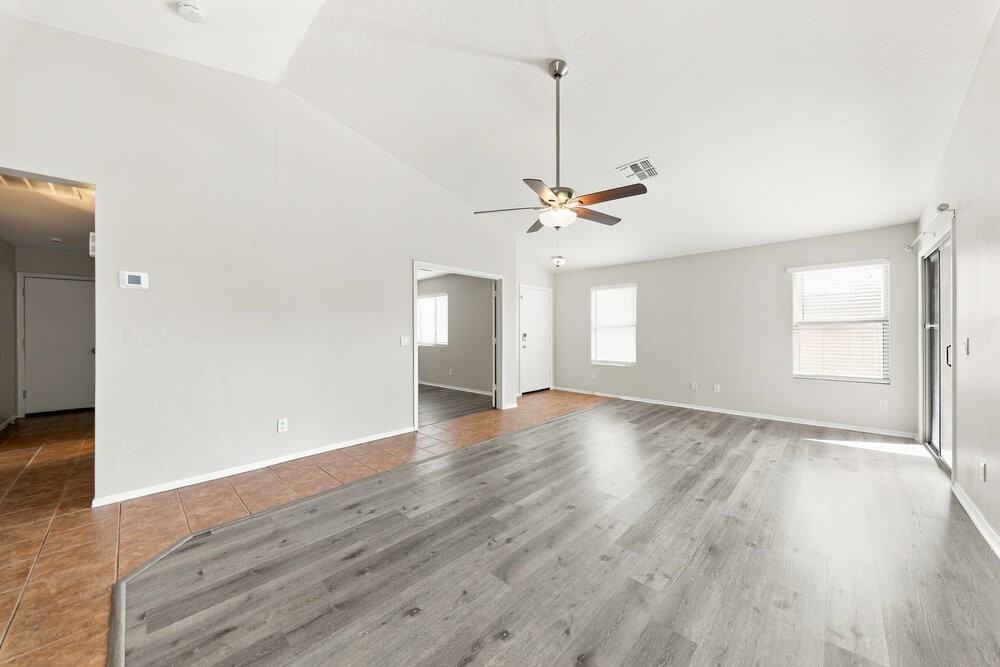 12501 W Mandalay Ln - Photo 5 of 16