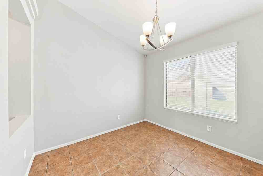 12501 W Mandalay Ln - Photo 6 of 16