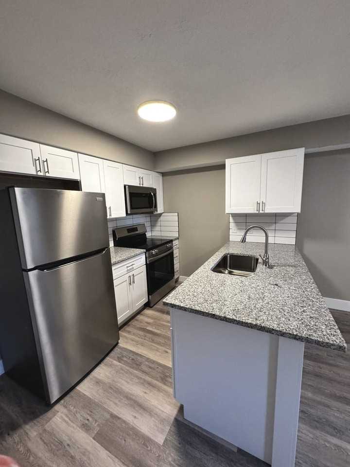 3 Bedroom/2.5 Bathroom only 1/2 Mile from IU Stadium - Photo 6 of 16