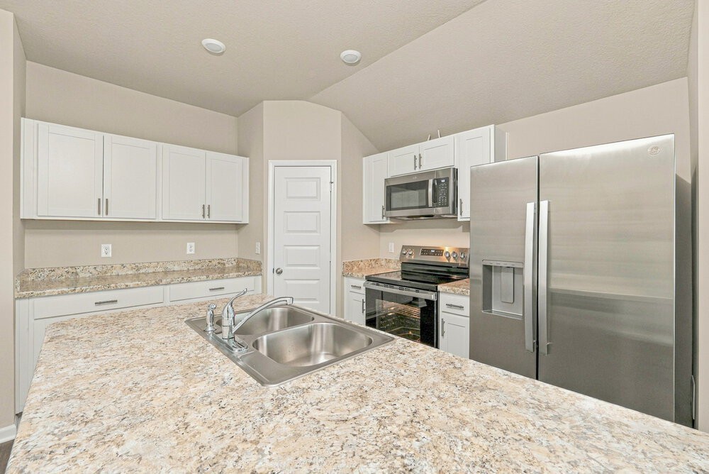 843 N Pear St - Photo 3 of 16