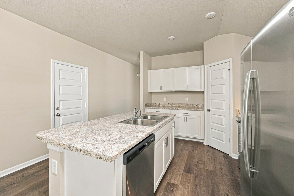 843 N Pear St - Photo 4 of 16