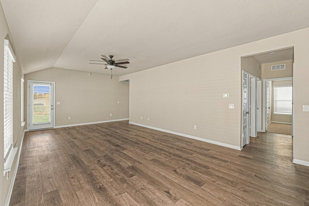 843 N Pear St - Photo 7 of 16