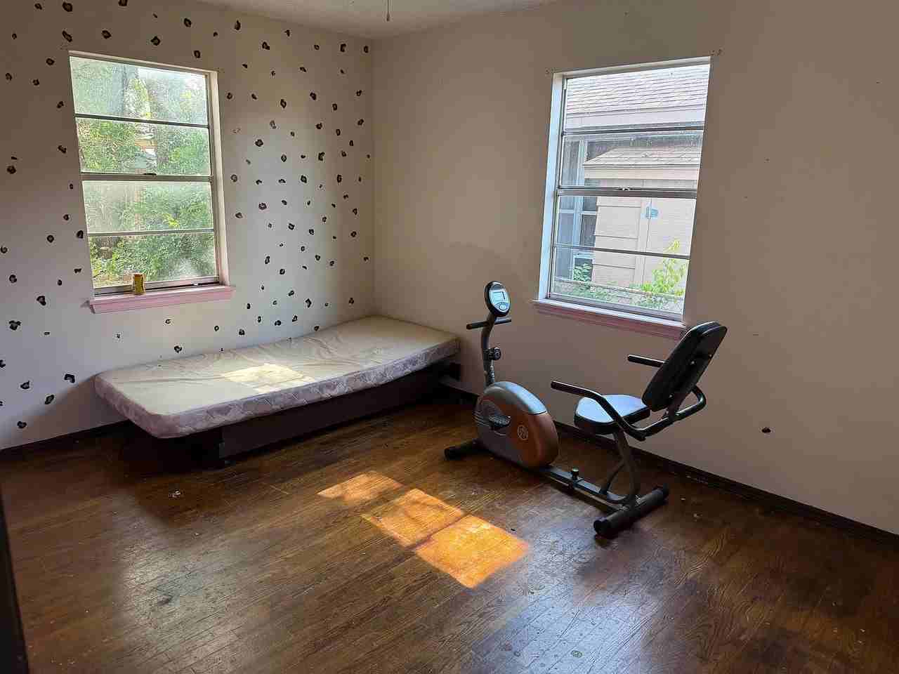 1004 N B St #1 - Photo 4 of 9