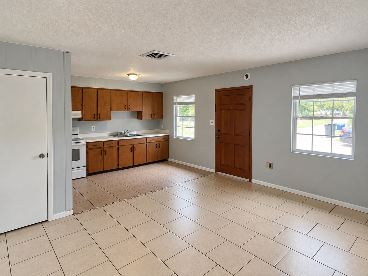 1885 Crystal Lake Dr N - Photo 6 of 11