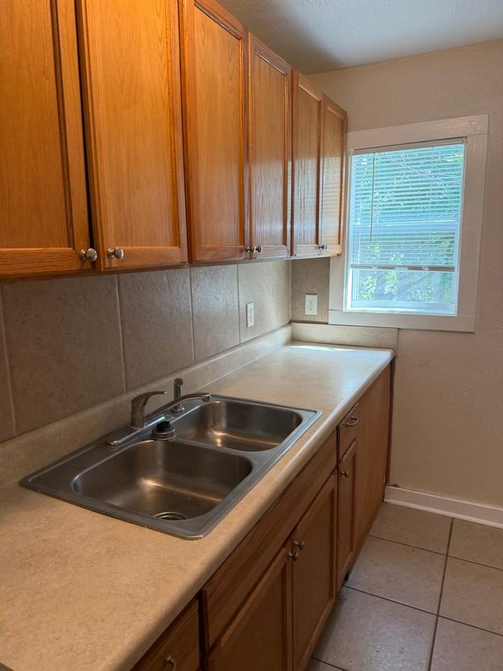 1210 Ford St - Photo 4 of 15