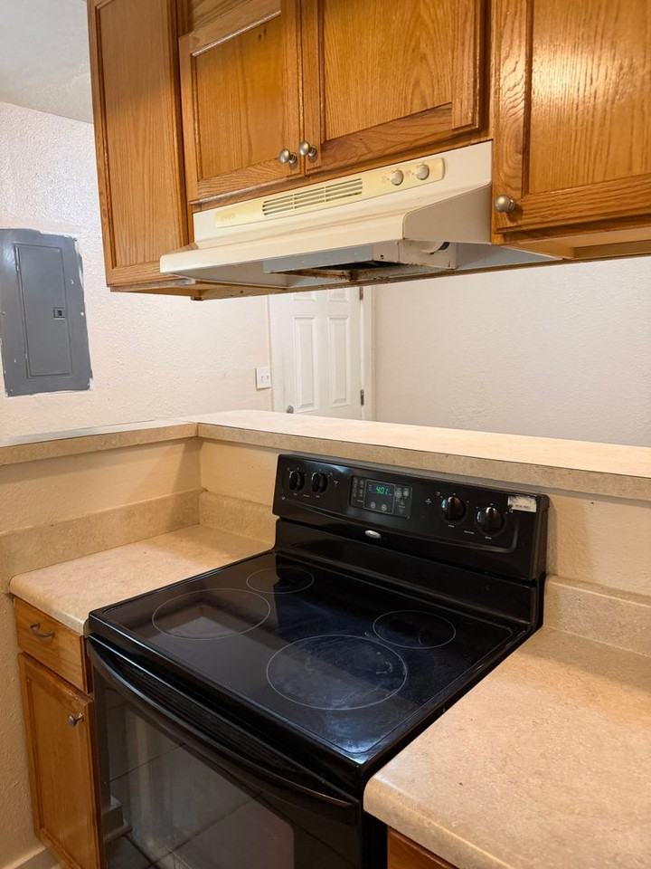 1210 Ford St - Photo 5 of 15