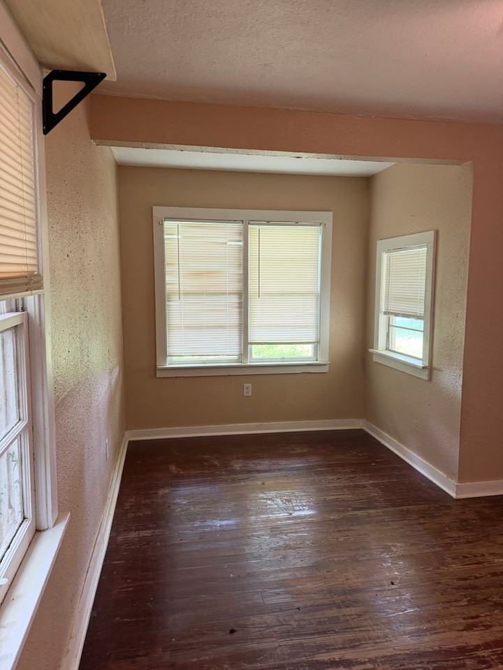 1210 Ford St - Photo 6 of 15